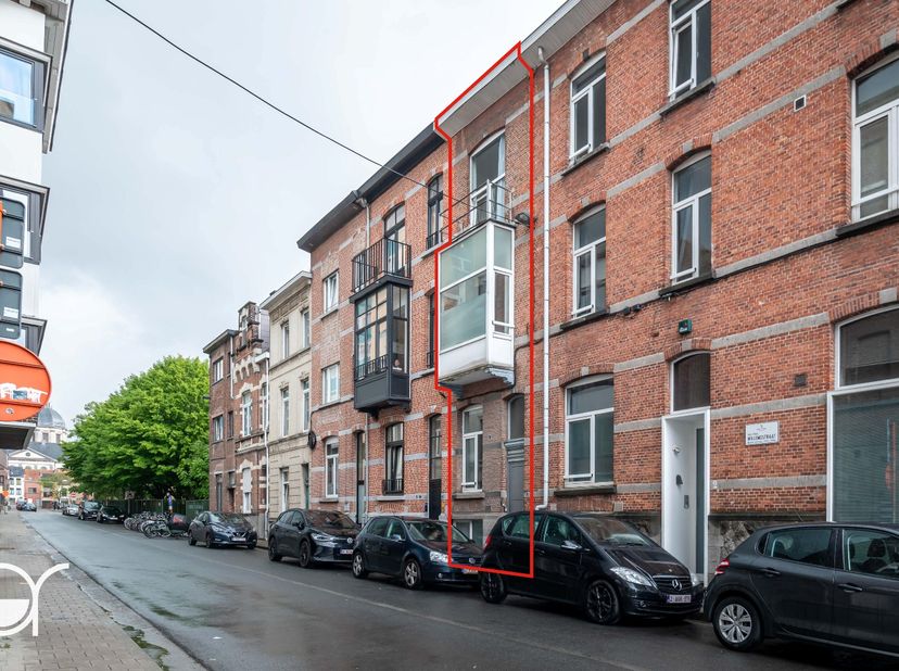 Deze opbrengsteigendom is gelegen in een rustige zijstraat parallel aan de Overpoort, dé studentenbuurt van Gent. Dankzij de centrale ligging bevinden