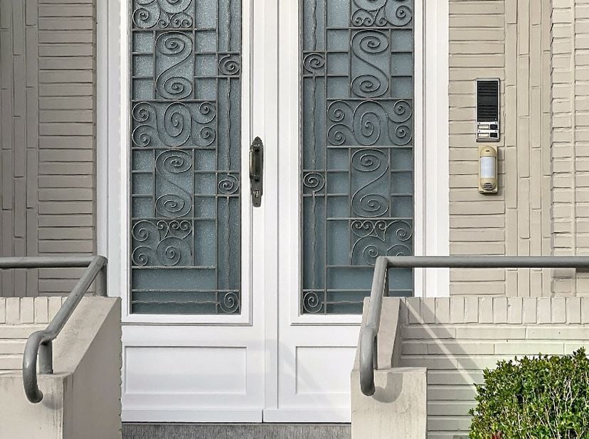 Cette prestigieuse maison de maître, classée au patrimoine, située dans l'avenue des Princes, a été entièrement rénovée tout en préservant et en resta