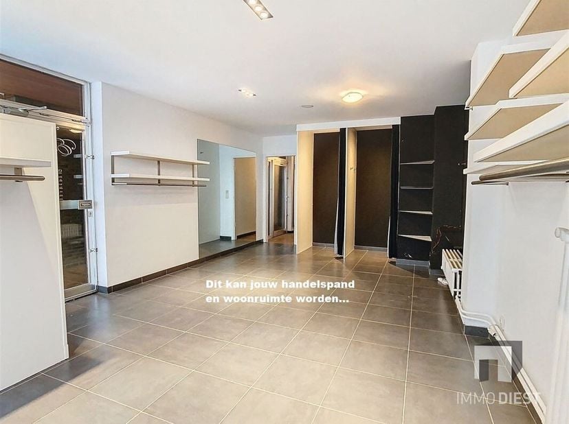 Handelspand met achterliggend appartement = twee voor de prijs van één!!<br />
Dit zijn de troeven van dit pand:<br />
- Combinatie handel/wonen mogel