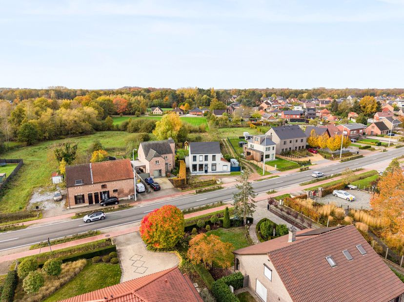 In 2016 zijn de huidige eigenaars een grondige renovatie begonnen. Zonnepanelen, thuisbatterij, laadpaal én warmtepomp..... kortom, de modernste voorz
