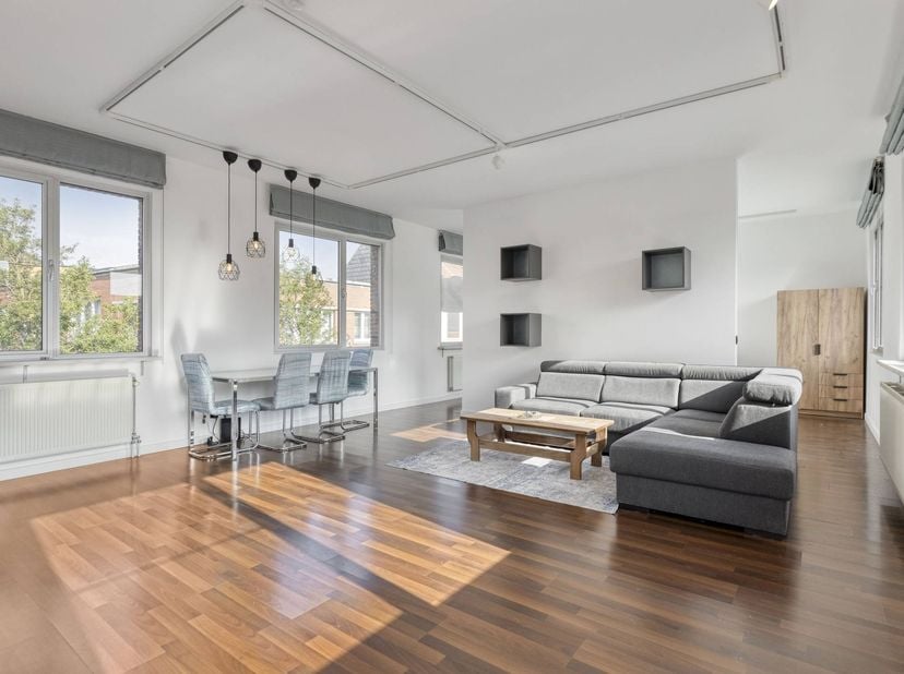 Deze prachtig vernieuwde loft staat te koop en biedt een oase van licht en ruimte. Gelegen in de bruisende stad Mechelen, vindt u hier de perfecte bal