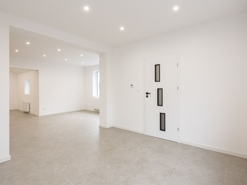 IN OPTIE!!! - Volledig gerenoveerde woning te koop op een prachtig perceel!<br />
Deze woning, gelegen op een perceel van maar liefst 16a80ca wordt ve
