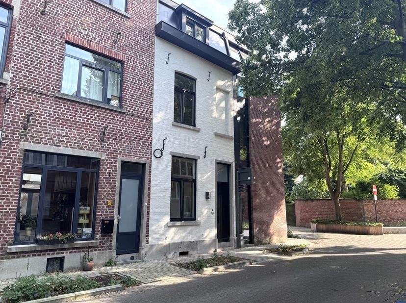 Deze stijlvol gerenoveerde woning is gelegen op een uitstekende locatie in Leuven, op wandelafstand van het station, winkels, openbaar vervoer, schole