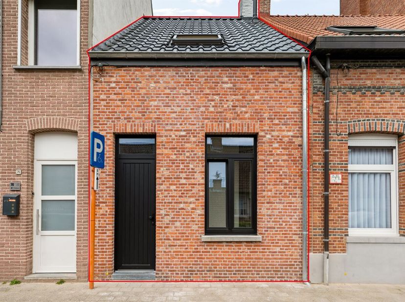 Totaal gerenoveerde stadswoning met 2 slaapkamers en ruim terras<br />
Ligging<br />
De woning bevindt zich in een centrale en vlot bereikbare straat