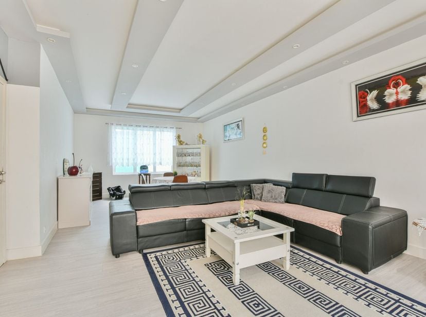 Achter deze charmante gevel schuilt een verrassend ruime woning, ideaal gelegen in de Vuurtorenwijk.<br />
Op wandelafstand bevinden zich de Spuikom e