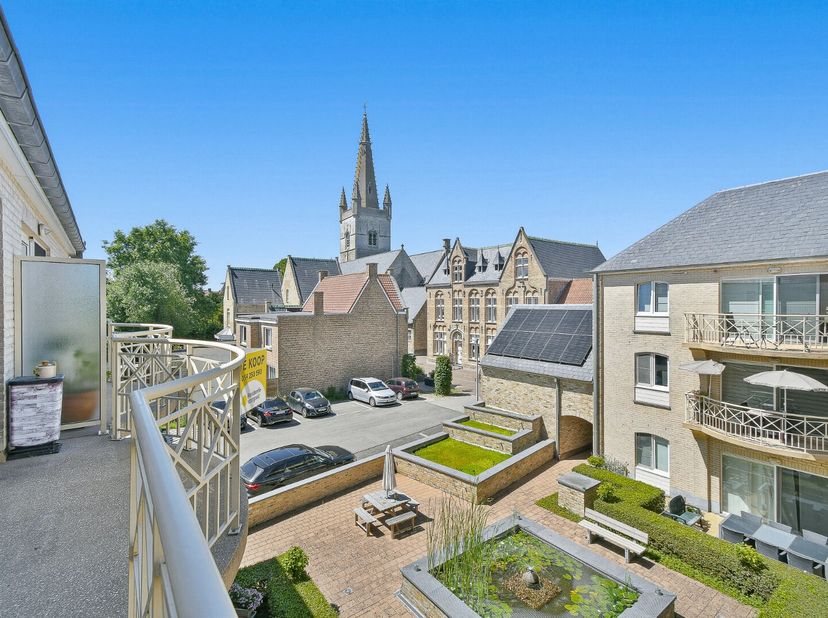 Dit verzorgd duplex-appartement is gelegen in het centrum van Gistel en combineert een rustige woonomgeving met een praktische indeling en aangenaam w