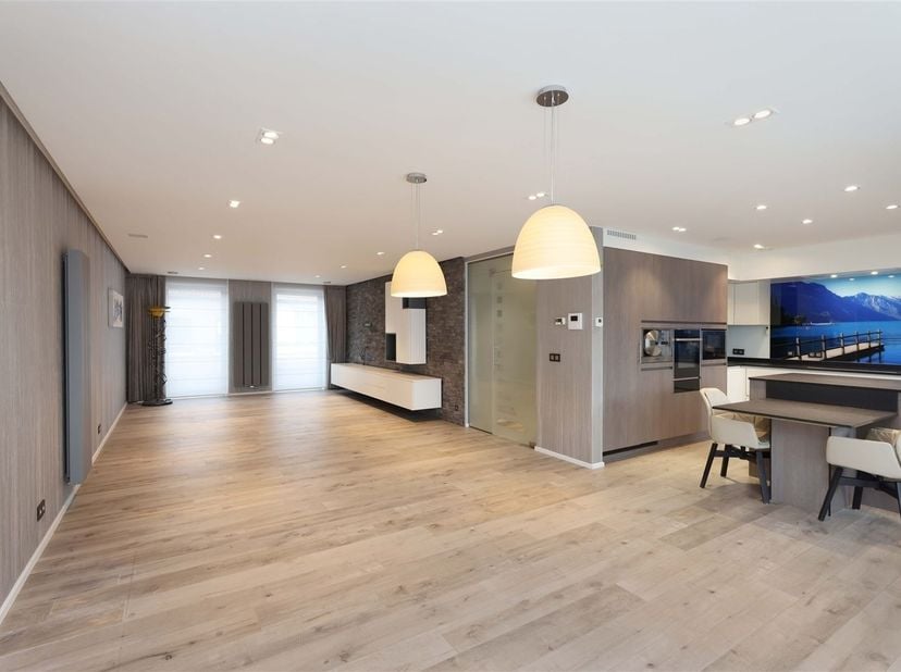 Moderne en energiezuinige woning met duplex-studio en garage op toplocatie in het centrum van Sint-Truiden<br />
<br />
Omgeving:<br />
+ Gelegen i