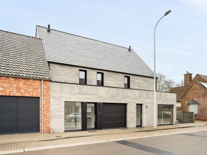 Te koop: moderne gesloten bebouwing in Ooigem, centraal gelegen nabij belangrijke invalswegen. Deze nieuwbouwwoning uit 2025 combineert hedendaags woo