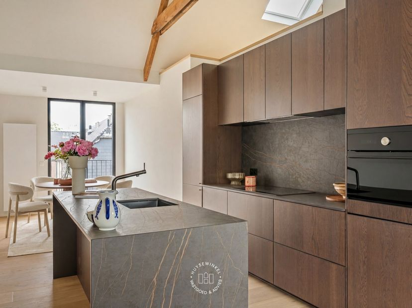 Residentie KAAI is een exclusief en kleinschalig reconversieproject waarbij een karaktervolle woning werd getransformeerd tot drie stijlvolle twee-sla