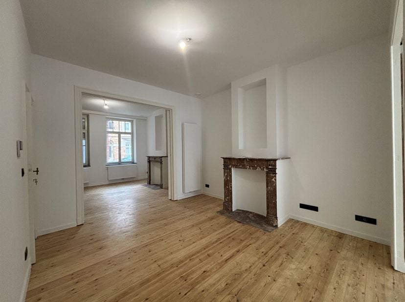 SUPERBE rez de chaussée entièrement remis à NEUF !<br />
<br />
dans une rue calme et petit immeuble de 3 appartements.<br />
Cuisine entièrement é