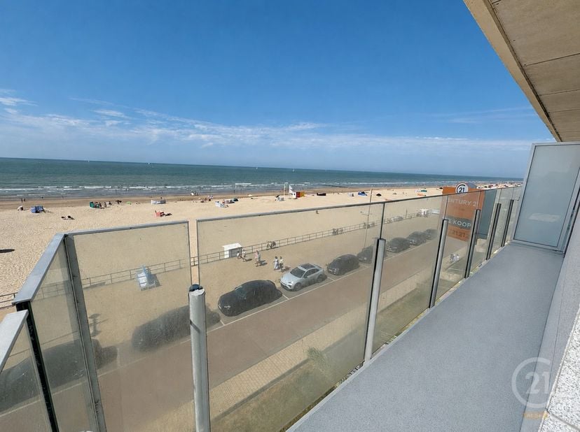 Dit verzorgde appartement bevindt zich op de derde verdieping van residentie Zeegalm aan de Zeedijk in Middelkerke en biedt een aangename woonomgeving