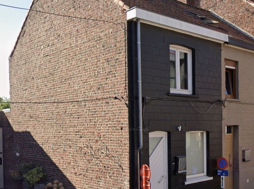 Posez vos meubles ! <br />
Maison rénovée , aucun travaux à prévoir <br />
<br />
2 chambres .<br />
Grenier aménageable avec électricité .<br />
Gara