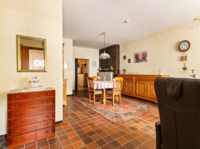 Te renoveren gezinswoning met 3 slaapkamers en terras<br />
Gelijkvloers<br />
Via de inkomhal betreedt u de woning. De leefruimte sluit aan op de keu