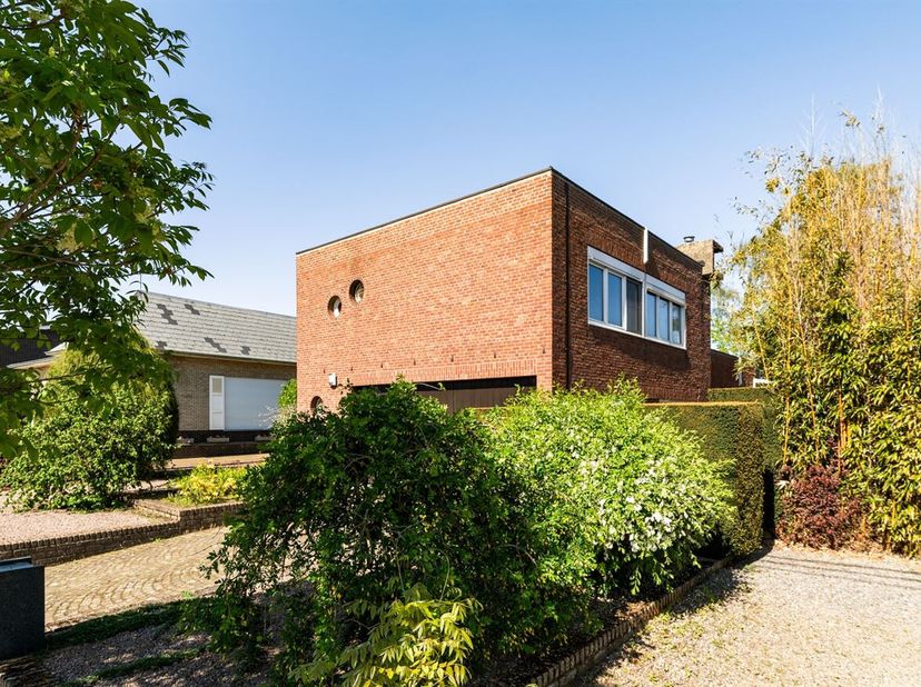 Vrijstaande te renoveren woning te centrum Veerle Laakdal.<br />
Deze woning heeft de leefruimte achteraan met zicht op de tuin.<br />
De woonkamer is