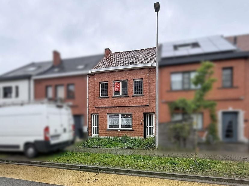 MAISON AVEC POTENTIEL -<br />
Jardin avec dépendances.<br />
Hall d’entrée, séjour/salle à manger, cuisine, cellier, salle de bains, WC; 1er étage: es