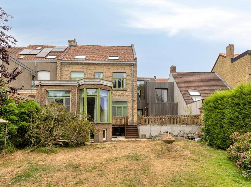 Nabij de Kruispoort (Dampoortstraat) te Sint-Kruis, centraal gelegen aan de stadsrand van Brugge bevindt zich dit gerenoveerd, klassevol huis te koop