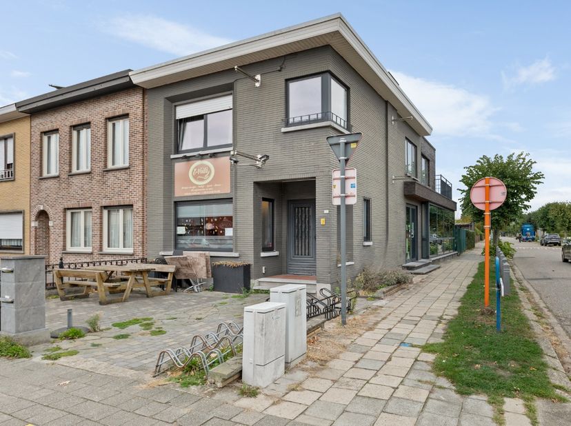 Deze opbrengsteigendom is&amp;nbsp;erg centraal gelegen in het gezellige grensdorp Putte (Kapellen). U vindt winkels, scholen en het openbaar vervoer alle