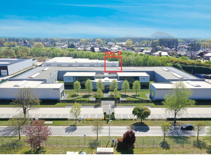 HAL O: Moderne hal van 100m2 met lichtstraat en 1 elektrische segmentpoort voorzijde hal, 1 segmentpoort achterzijde hal.<br />
<br />
Er is tevens de