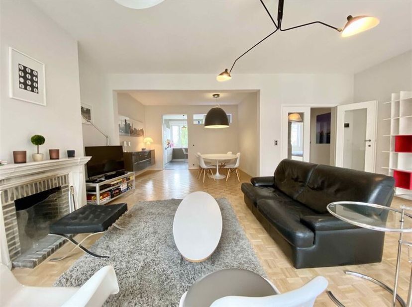 Description: Magnifique appartement meublé d'une superficie de +/-126m2 situé au troisième étage d'un immeuble de 1956 entre la place Brugmann et l'av