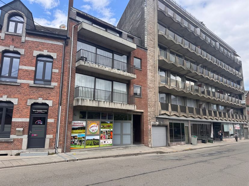 MCA immobilier vous présente ce charmant appartement logé en plein coeur de Marche-en-Famenne, au 3ème étage d'une résidence sans ascenseur. Celui-ci