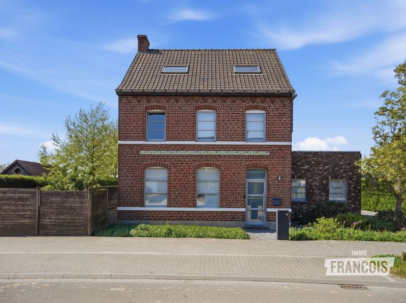 Op zoek naar een ruime gezinswoning met karakter, mogelijkheden en een royale buitenruimte? Deze alleenstaande woning in de Eikhoekstraat in Westvlete