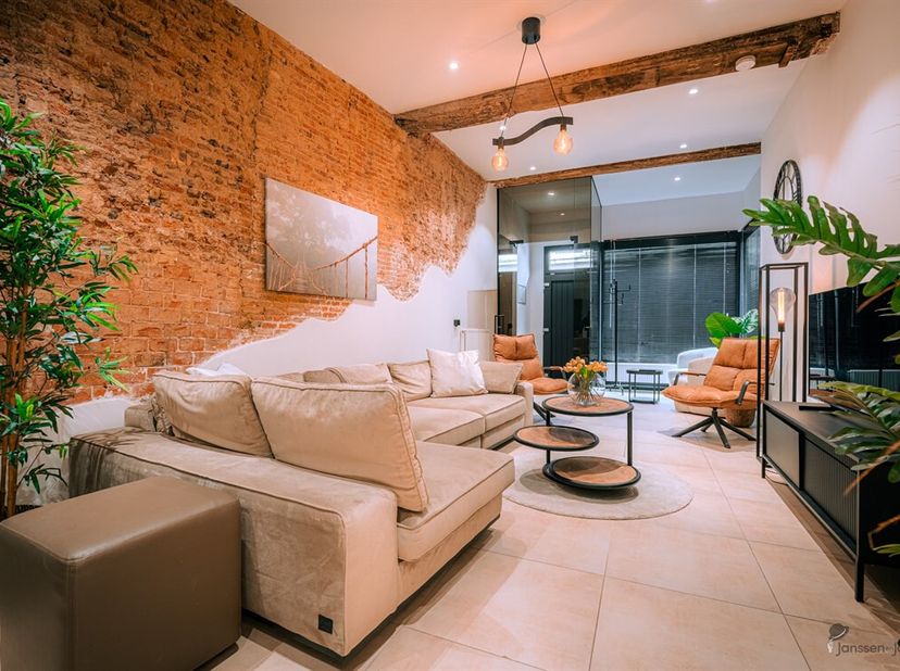 Instapklaar modern appartement in hartje Antwerpen. <br />
Dit appartement is gelegen op een absolute toplocatie. Supermarkten, bakkers, winkels, spor