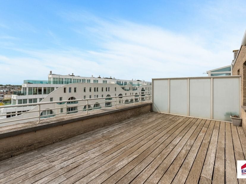 Penthouse te koop in Koksijde  exclusieve woonbeleving met zon, ruimte en privacy In het hart van het charmante Koksijde bevindt zich dit uitzonderlij