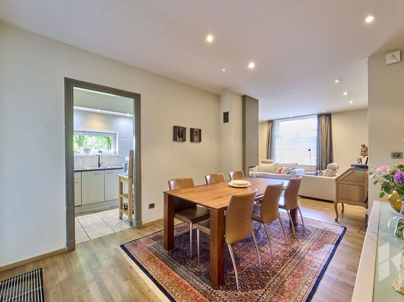 Centraal gelegen woning (185 m²) met 4 slaapkamers, een veranda en inpandige garage op een fraai aangelegd perceel van 1010 m².<br />
INDELING:<br />
