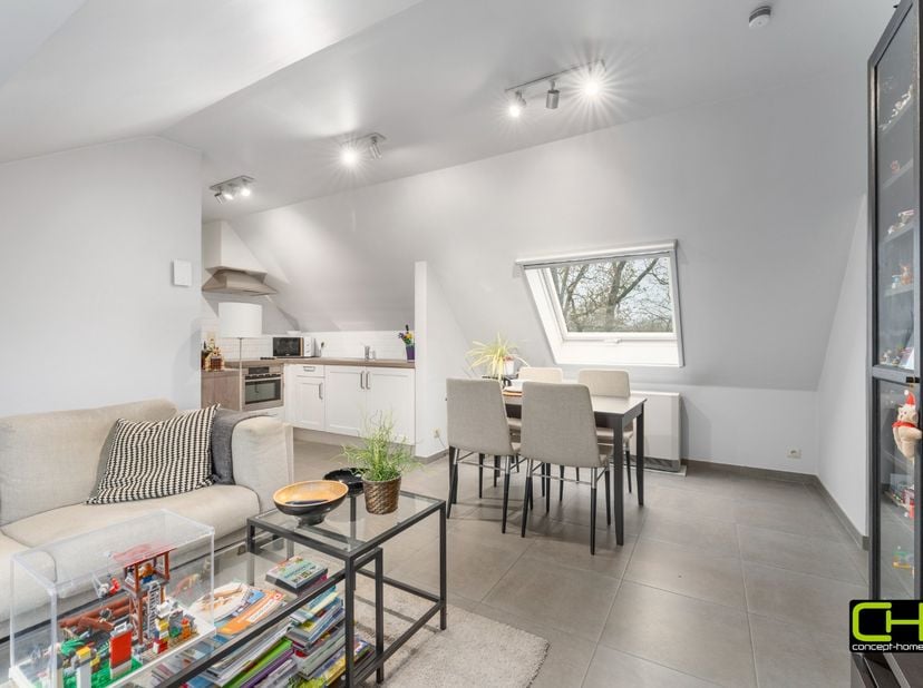 In het hart van het gezellige dorp Lovendegem bevindt zich dit aangename appartement op de derde verdieping. Het is een knus en praktisch appartement