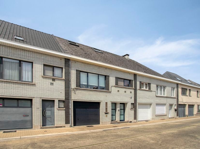 Bent u op zoek naar een ruime, instapklare gezinswoning op een centrale ligging in Brakel? Dan is deze gerenoveerde woning zeker een bezoek waard. Via