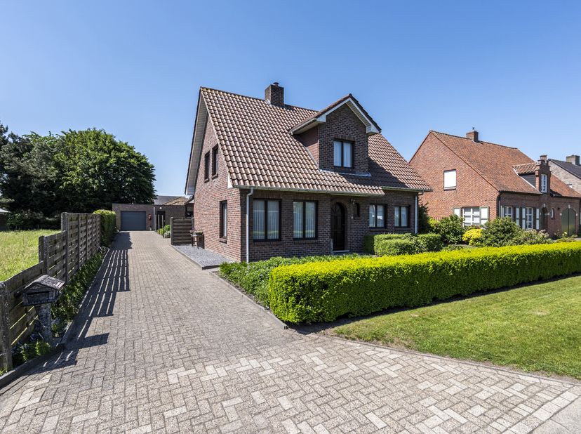 Uitstekend onderhouden vrijstaande villa met dubbele garage op een zonnig perceel in het centrum van Weelde.<br />
Deze bijzonder verzorgde gezinswoni
