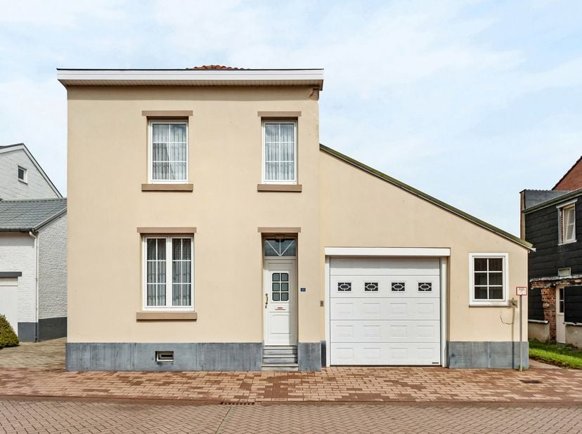 In de rustige dorpskern van Valmeer vindt u deze charmante woning met inpandige garage, gelegen op een royaal perceel van 5a35ca. Met een bewoonbare o