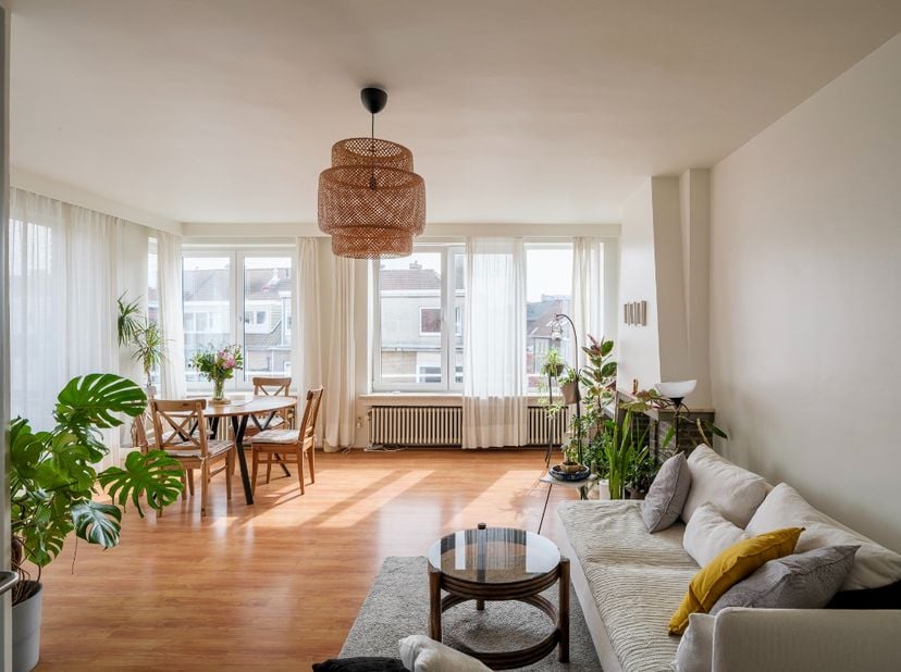 Stijlvol tweeslaapkamerappartement in de Sportstraat, met terras en warm mid-century karakter.<br />
<br />
Voor meer informatie, mail naar info@carlo
