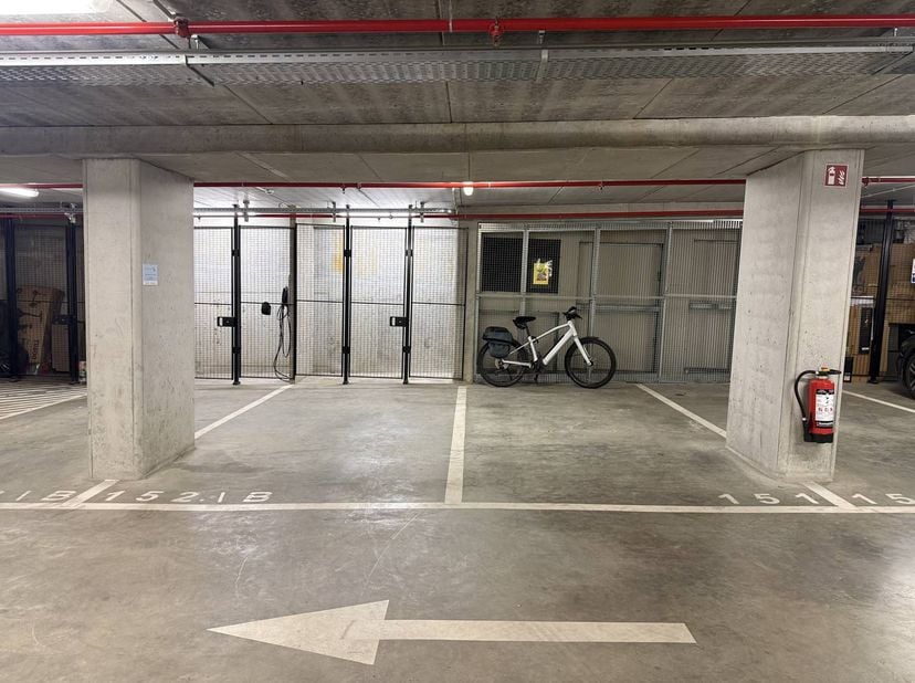 Gelegen in het gebouw aan de Tunnelplaats (nabij het Prizeotel). De autostaanplaats op verdieping -3 is te bereiken via een sectionale poort die te be