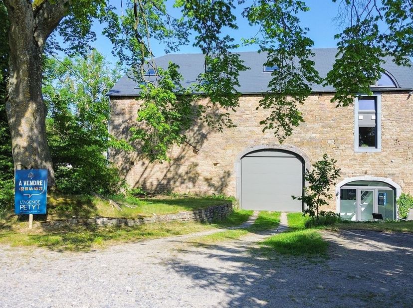 Situé dans un environnement calme et verdoyant à Emptinne, au coeur de la commune de Hamois, cet ensemble immobilier rénové offre une combinaison entr