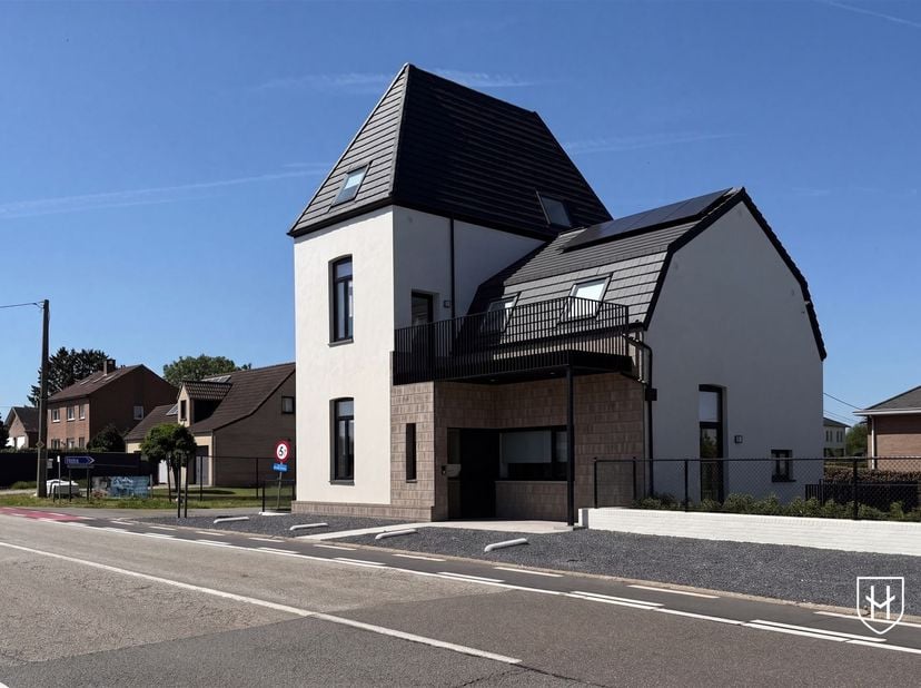 TE HUUR : EXCLUSIEF WONEN IN LANAKEN-VELDWEZELT<br />
<br />
2 luxe, instapklare  appartementen met 3 slaapkamers en 2 badkamers, gelegen op de hoek