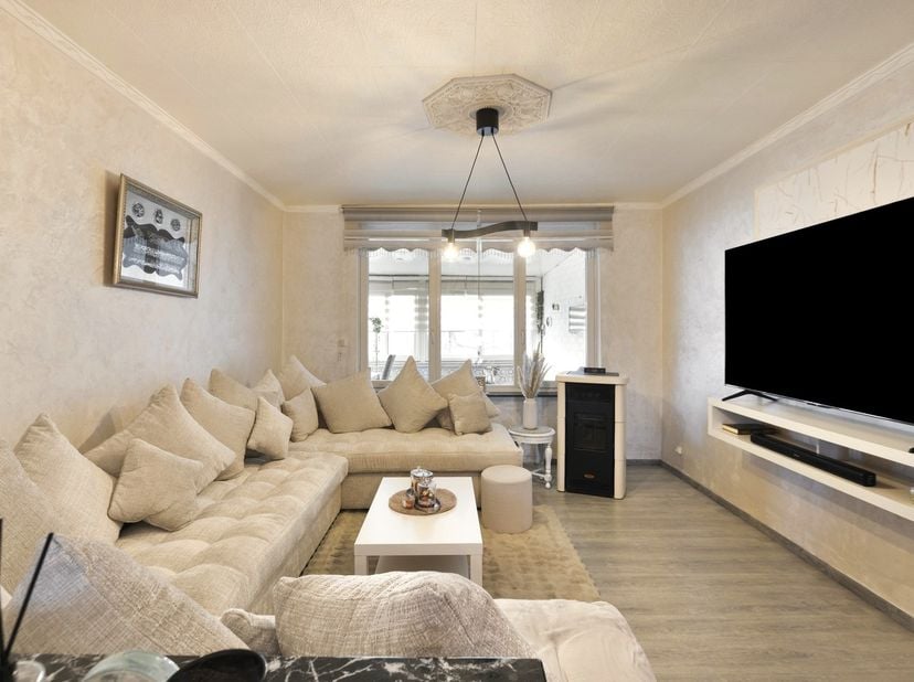 Welkom in Torenlaan 42 te Genk!<br />
<br />
Deze halfopen, gerenoveerde woning is gelegen in Genk-Zwartberg en combineert comfortabel wonen met een u