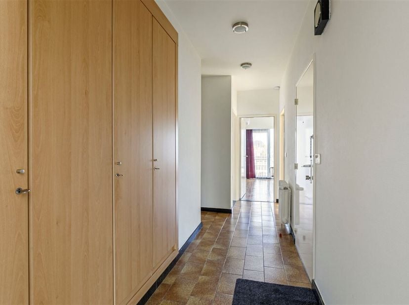 Ruim 2 slaapkamerappartement met dressing en  garage op rustige ligging. <br />
Ligging: Het appartement is uitstekend gelegen nabij de ring rond Turn