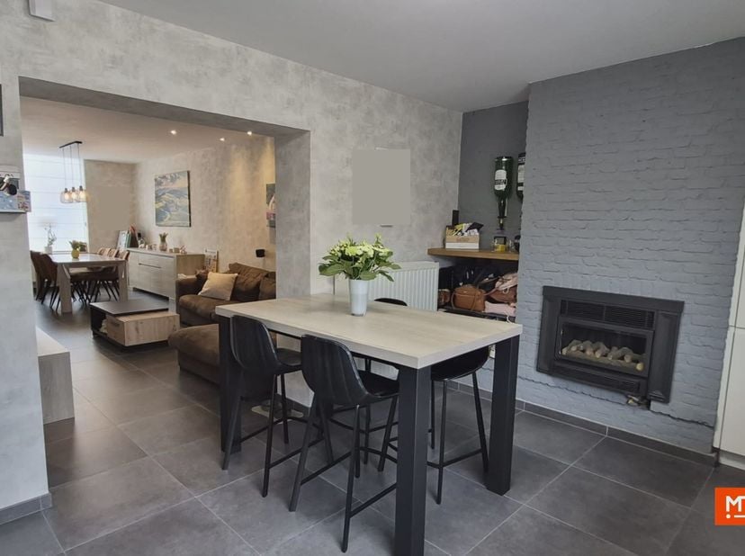 Op zoek naar een ruime woning op een toplocatie? Deze gezellige gezinswoning ligt in het hart van Zonnebeke, op wandelafstand van winkels, scholen en