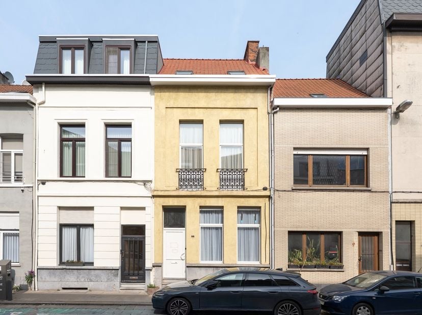 Deze ruime woning is gelegen in de Snijdersstraat, een rustige straat in het gegeerde Antwerpen-Zuid. Bij het betreden van de woning valt meteen de ch