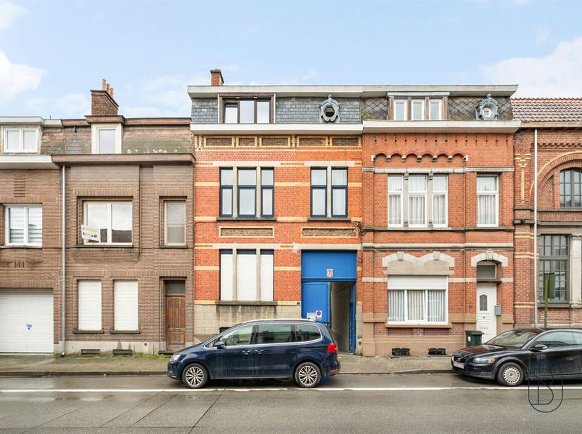 À vendre : immeuble de rapport à Renaix<br />
Dans le centre de Renaix se trouve cet immeuble de rapport comprenant un bureau, 2 appartements, et un e