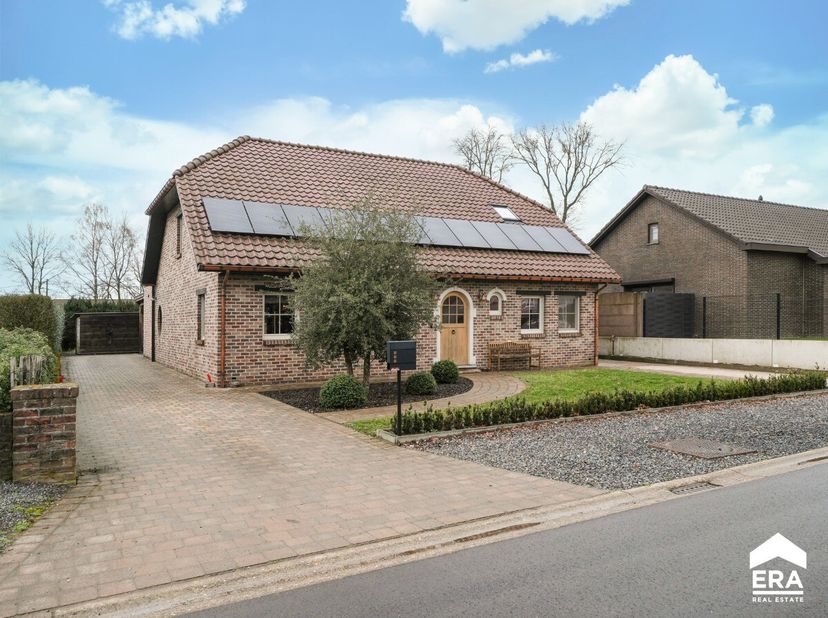 [[ DIT PAND NEEMT DEEL AAN DE ERA OPEN HUIZEN DAG OP 13/6 VAN 11:00 TOT 12:00 ]] Instapklare, volledig gerenoveerde villa met 4 slaapkamers en 2 badka