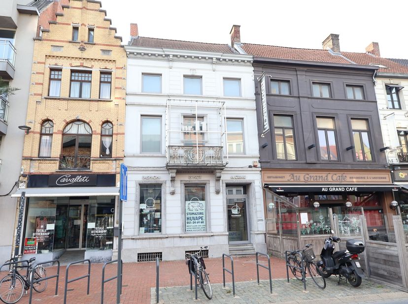 Ben je op zoek naar een handelslocatie met uitstraling en mogelijkheden?<br />
<br />
Ontdek dit karaktervolle handelspand in het bruisende centrum va