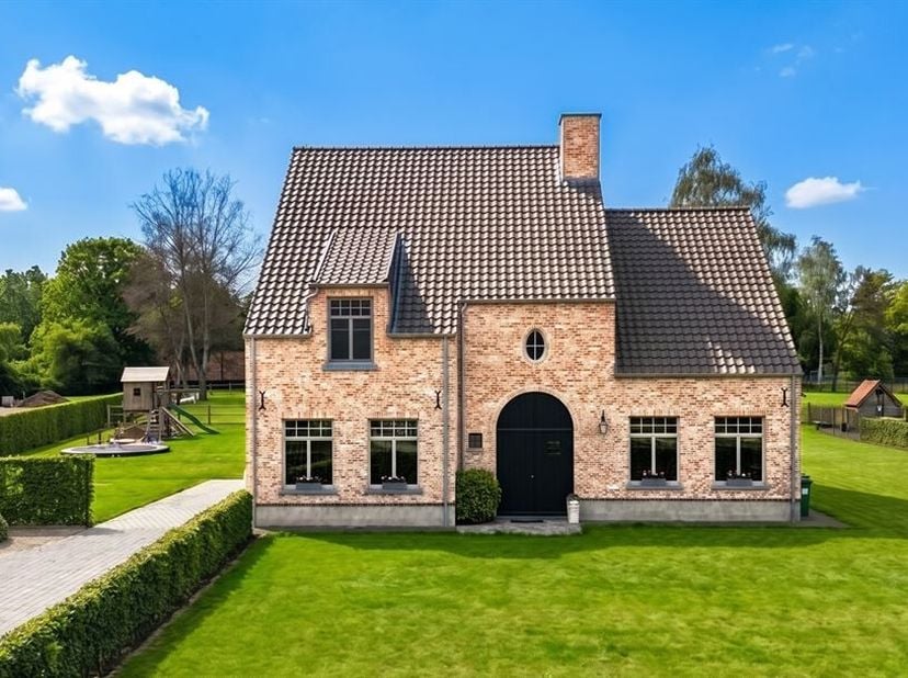Recente energiezuinige pastorij villa (2020) op een prachtig zuidgericht perceel van 10.710m². Volledig omheind, dus ideaal voor dierenliefhebbers of