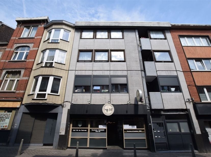 Située dans l'une des rues les plus fréquentées du centre-ville, proche des HEC et de nombreuses écoles secondaires, cette vaste surface commerciale d