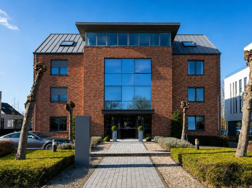 Op een prominente zichtlocatie aan de binnenzijde van de Grote Ring van Hasselt bevindt zich dit instapklare kantoorgebouw van 1.750 m², verdeeld over