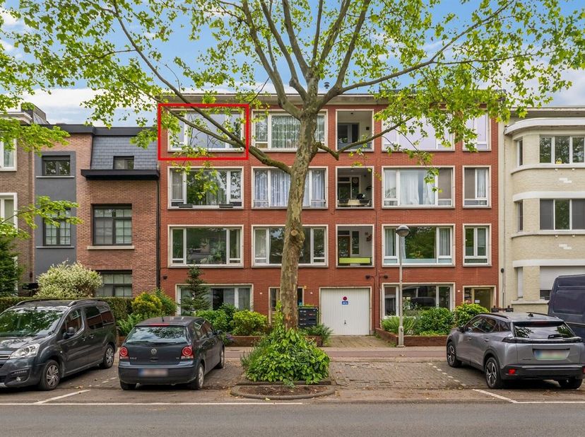 Cet agréable appartement de deux chambres à coucher avec terrasse se trouve au dernier étage d'un petit immeuble de l'Alfons Schneiderlaan à Deurne. L