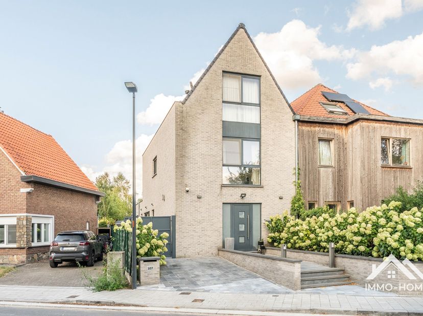 Deze prachtige woning vinden we terug in een rustige en groene omgeving, en ze ontvangt je in een ruime inkomhal (met gastentoilet en ingemaakte vesti