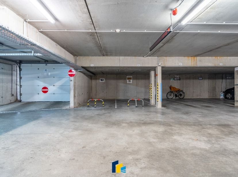 In het hart van de woonkern bieden wij een ruime dubbele parkeerplaats aan, gelegen in het recente en verzorgde complex Seagarden Village. Deze inpand