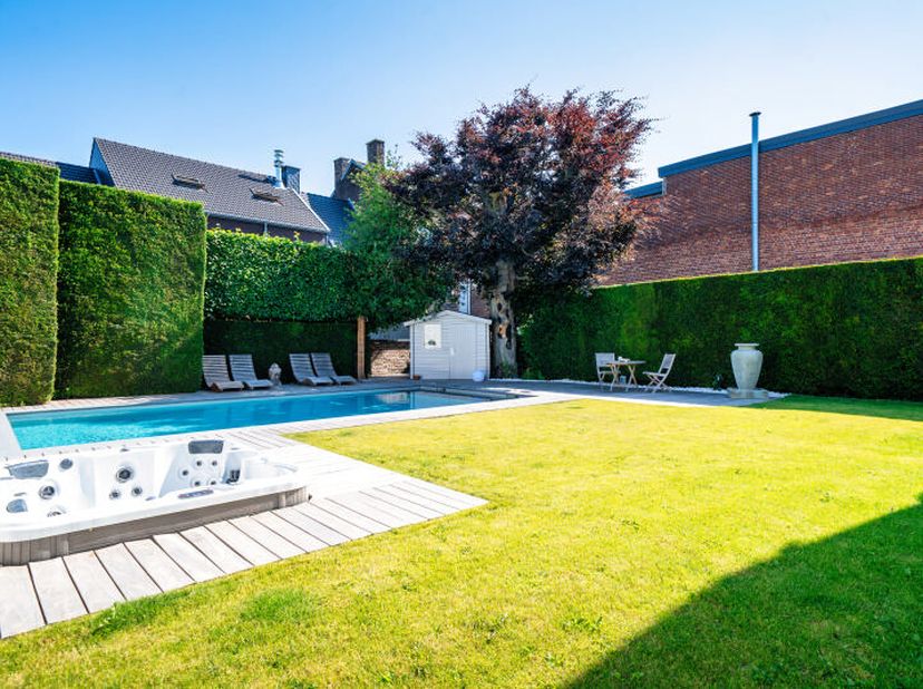 Magnifique propriété rénovée avec goût et matériaux de qualité (+/- 423m² daprès PEB) idéalement située à Visé et offrant de nombreuses possibilités (